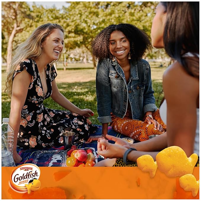 Goldfish Flavor Blasted Xtra Cheddar Cheese Crackers, Baked Snack Crackers, 0.9 oz On-the-Go Snack Packs, 9 Count Tray